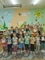 День дарения ёлочных шаров День дарения ёлочных шаров.